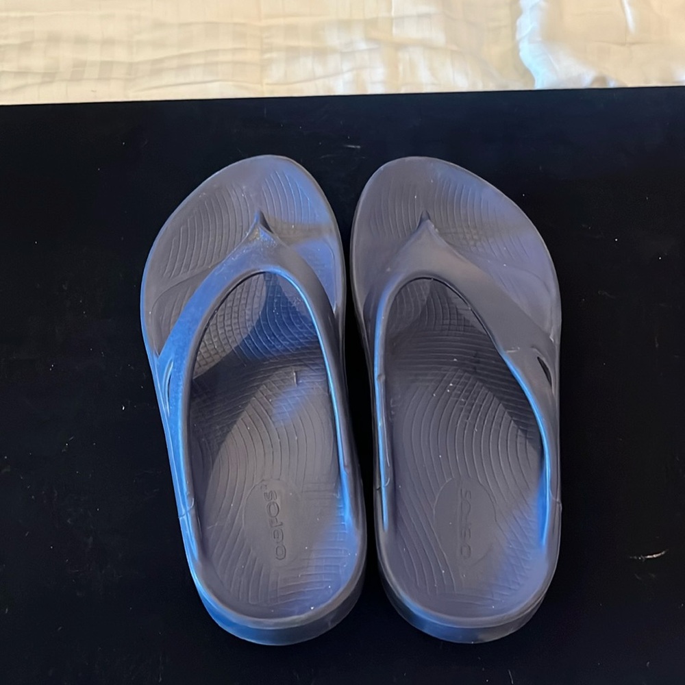 OOFOS unisex flip flops. Slightly worn Great condition even better price Size 9M